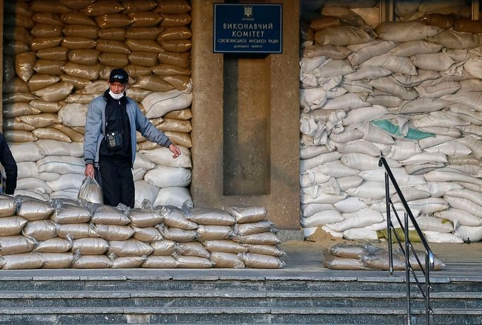 A pro-Russian protester strengthens barricades outside the mayor's office in Slaviansk, April 15, 2014.