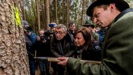 Petr Topič, Mafra, a. s. / Vláda ČR se seznamuje s kůrovcovou kalamitou. Nominace na ocenění Czech Press Photo v kategorii Lidé, o kterých se mluví.