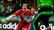 Martin Mazák překonává brankáře Lee Chang Wooa