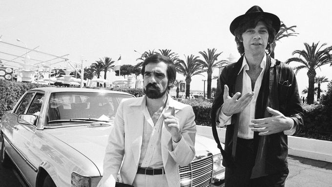 Robbie Robertson (vpravo) desítky let spolupracoval s režisérem Martinem Scorsesem. Na snímku z roku 1978 představují v Cannes film Poslední valčík.