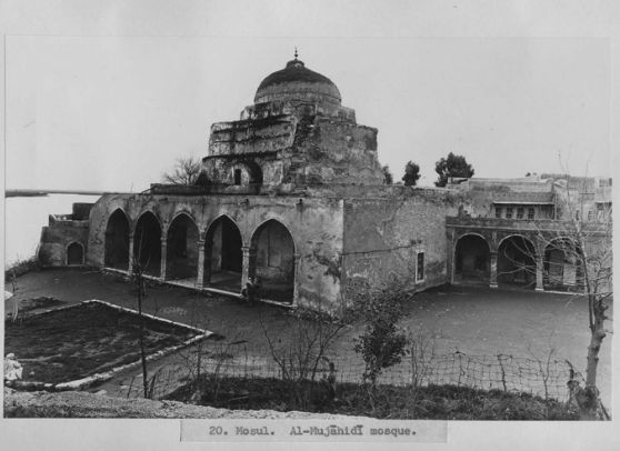 Práce na mešitě Al-Khidr začala už v roce 1176. Za dob Otomanské říše byla třikrát zrekonstruována. Takto vypadala, než byla zničena. | Foto: الموصل في الذاكرة