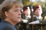 Angela Merkelová poslouchá českou a německou hymnu při přehlídce čestné stráže.