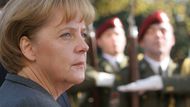 Angela Merkelová poslouchá českou a německou hymnu při přehlídce čestné stráže.