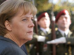 Angela Merkelová poslouchá českou a německou hymnu při přehlídce čestné stráže.