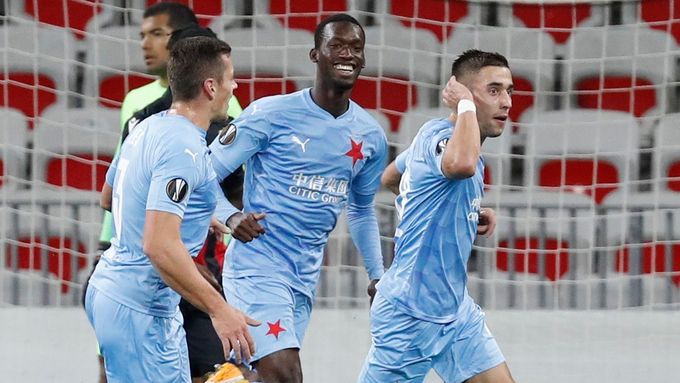 Fotbalisté Slavie nahánějí šťastného Ondřeje Lingra poté, co nádhernou střelou otevřel skóre utkání Evropské ligy na půdě Nice