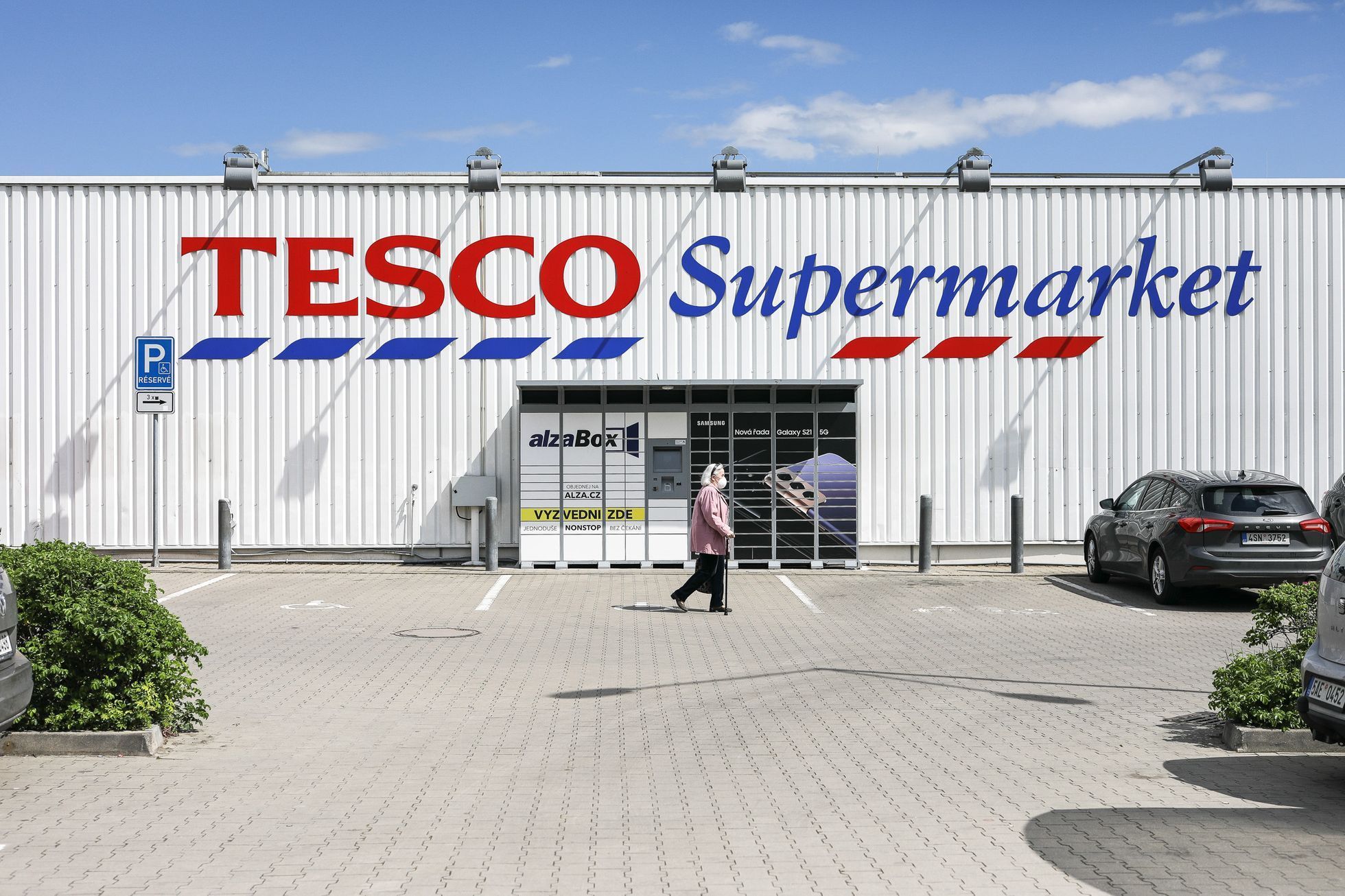Město Milovice dnes - Tesco, supermarket, obchod, ekonomika, nakupování, zákazník