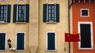 A Chinese national flag flies from buildings resembling those found in an Italian town at the Florentia Village in the district of Wuqing, located on the outskirts of the city of Tianjin June 13, 2012. The shopping center, which covers an area of some 200,000 square meters, was constructed on a former corn field at an estimated cost of US$220 million and copies old Italian-style architecture with Florentine arcades, a grand canal, bridges, and a building that resembles a Roman Coliseum. REUTERS/David Gray (CHINA - Tags: SOCIETY BUSINESS) Published: Čer. 13, 2012, 5:39 odp.