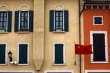 Při bližším pohledu je ale zřejmé, že něco je zde "jinak". Čínská vlajka dává tušit, že se nacházíme na území Číny, nikoliv Itálie. V dosahu města Tianjin bylo totiž postaveno obří nákupní centrum, které si ve velkém vzalo inspiraci z Florencie - italského města, jež je proslulé svými památkami a bohatou historií.