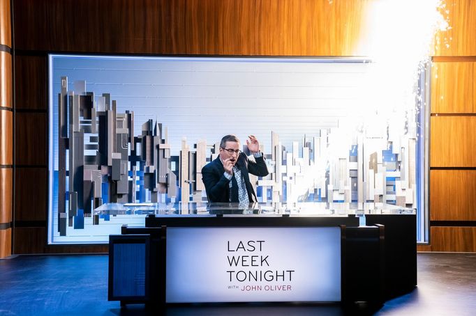 Snímek ze satirické show Co týden dal a vzal od Johna Olivera.