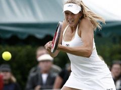 Česká tenistka Nicole Vaidišová ve vítězném zápase druhého kola Wimbledonu proti Nicole Prattové.
