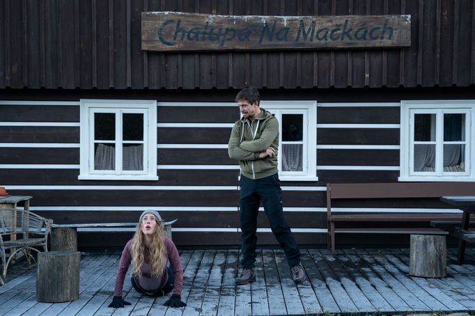 Igor Orozovič a Aneta Krejčíková ve filmu Na horách.