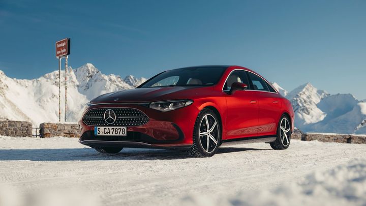 Když šířka motoru znamená všechno. Hybridní CLA se zkoušelo tam, kde končí silnice