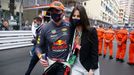 Max Verstappen s přítelkyní Kelly Piquetovou slaví vítězství ve VC Monaka formule 1 2021