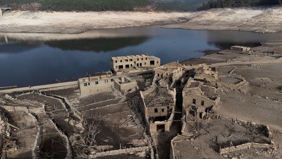 Sucho obnažilo trosky zaplavené vesnice. Místo láká turisty i bývalé obyvatele