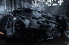 Zack Snyder se vytasil s fotkou vyzbrojeného Batmobilu