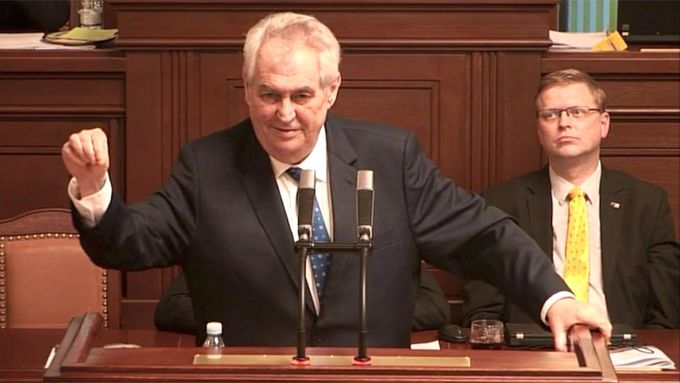 Prezident Miloš Zeman mluví ve Sněmovně o ochraně přírody. Jeho představy se kryjí s představami plukovníka Zbytka, extankisty.