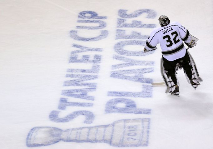 Los Angeles Kings goalie Jonathan Quick skates during warm-up before the start of Game 6 of the NHL Western Conference semi-final playoff hockey game against the San Jose