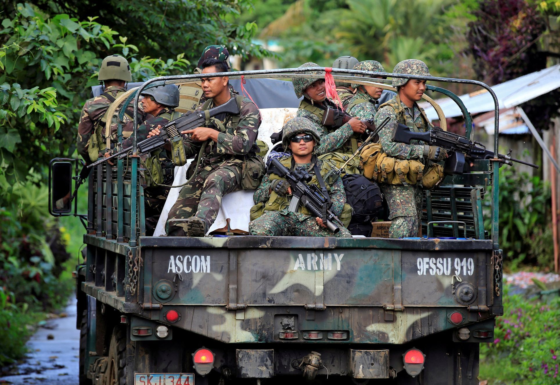 Filipínská armáda bojuje proti islamistům na jihu země