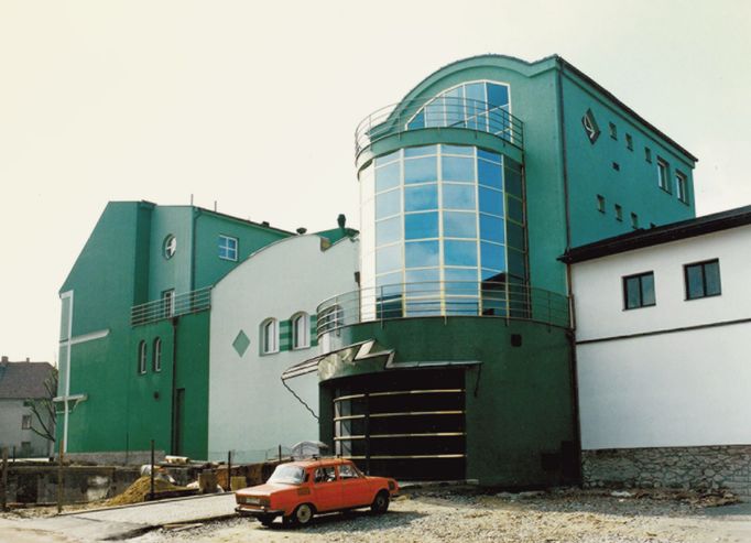 Rádoby noblesní interiér budovy Agrobanky v Pelhřimově s dominantním schodištěm. Byla otevřena roku 1994, čtyři roky nato banka zkrachovala. Nyní zde sídlí pošta.
