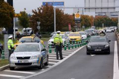 Pražští taxikáři budou pokračovat v protestech. V pondělí se přesunou k letišti