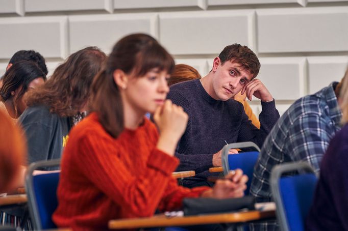 Daisy Edgar-Jonesová jako Marianne a Paul Mescal v roli Connella.