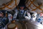 Od konce amerického programu raketoplánů se musejí kosmonauti při návratu mačkat. Snímek z nalodění do modulu Sojuz TMA-04M.