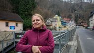 "Tady se pořád něco děje. Když nestoupá voda nebo nehoří, tak padají stromy a skály," říká Lenka, která pracuje v obchodě s outdoorovým oblečením.