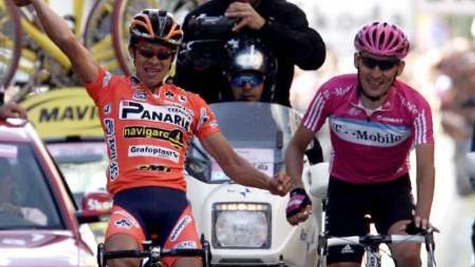 Kolumbijský cyklista Luis Felip Laverde (vlevo) slaví vítězství v šesté etapě Gira d'Italia po boku se svým kolegou z úniku Marcem Pinottim z Itálie.