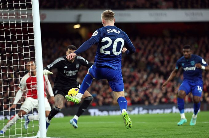 Útočník West Hamu Jarrod Bowen vrací v klíčové situaci míč před branku Arsenalu, Tomáš Souček vzápětí dá první gól zápasu