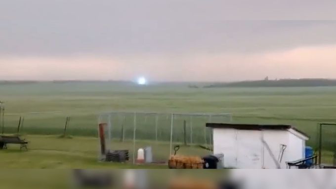 Pár natočil zvláštní jev na obloze při bouři na začátku července v Albertě