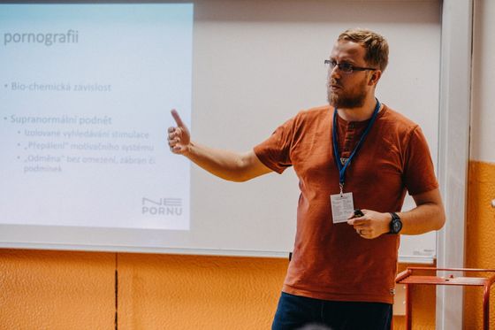 "Spousta lidí si myslí, že když sexuálně žijete s partnerem, nemáte zapotřebí se na porno dívat. To je ale omyl," zdůrazňuje Pete Lupton.