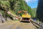 Tři mrtví v Krkonoších. Na auto spadl strom, který nevydržel nápor větru