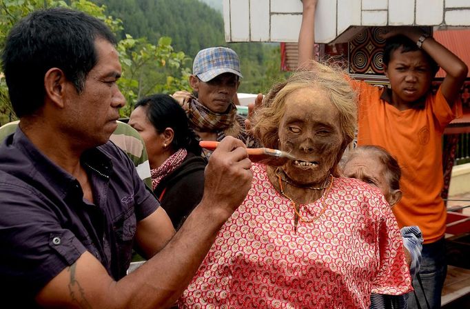 popis: Mummy Ma'nene Ritual 2012-08-23 00:00:00 epa03368999 A picture made available on 24 August 2012 shows a relative cleans a mummy of Martha Bu'tu' who died 40 years ago during Ma'nene ritual in Rinding Allo, Toraja district, South Sulawesi province, Indonesia, 23 August 2012. Relatives changed the clothes of the mummy as a show of love to their ancestors. EPA/ANDI SAMUDRA