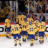 Smutní Švédové opouštějí ledovou plochu po prohraném čtvrtfinále MS Švédsko - Česko