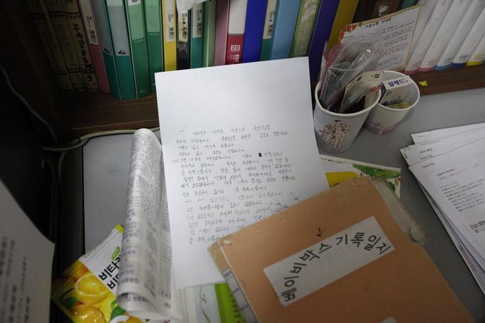 A letter from a mother who abandoned her baby at a "baby box" at Joosarang church is seen inside an office at the church in Seoul September 20, 2012. Pastor Lee Jong-rak, who runs the "baby box" where mothers can leave unwanted infants, has seen a sharp increase in the number of newborns being left there because, the pastor says, of a new law aimed protecting the rights of children. South Korea is trying to shed a reputation of being a source of babies for adoption by people abroad. It is encouraging domestic adoption and tightening up the process of a child's transfer from birth mother to adoptive parents. Picture taken September 20, 2012. REUTERS/Kim Hong-Ji (SOUTH KOREA - Tags: SOCIETY) Published: Říj. 7, 2012, 6:58 dop.