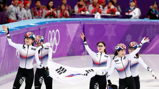 Korejky slaví vítězství ve štafetě v short tracku na 3000 m na ZOH 2018