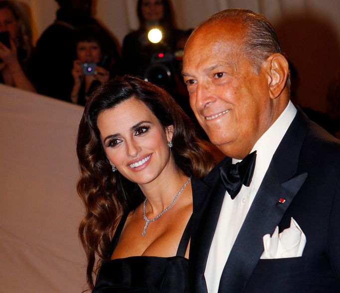 Módní návrhář Oscar de la Renta s herečkou Penelope Cruz.