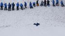 Volunteers prepare the landing place at the Extreme Park, a Sochi 2014 Winter Olympics venue for the snowboard and skiing freestyle events in Rosa Khutor near Sochi February 12, 2013. Although many complexes and venues in the Black Sea resort of Sochi mostly resemble building sites that are still under construction, there is nothing to suggest any concern over readiness. Construction will be completed by August 2013 according to organizers. The Sochi 2014 Winter Olympics opens on February 7, 2014. REUTERS/Kai Pfaffenbach (RUSSIA - Tags: CITYSCAPE BUSINESS CONSTRUCTION ENVIRONMENT SPORT OLYMPICS) Published: Úno. 12, 2013, 11:15 dop.