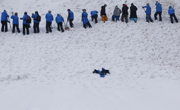 Volunteers prepare the landing place at the Extreme Park, a Sochi 2014 Winter Olympics venue for the snowboard and skiing freestyle events in Rosa Khutor near Sochi February 12, 2013. Although many complexes and venues in the Black Sea resort of Sochi mostly resemble building sites that are still under construction, there is nothing to suggest any concern over readiness. Construction will be completed by August 2013 according to organizers. The Sochi 2014 Winter Olympics opens on February 7, 2014. REUTERS/Kai Pfaffenbach (RUSSIA - Tags: CITYSCAPE BUSINESS CONSTRUCTION ENVIRONMENT SPORT OLYMPICS) Published: Úno. 12, 2013, 11:15 dop.