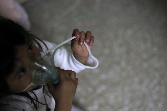 A child receives inhalotherapy in the San Jose Hospice, in Sacatepequez, 45 km (28 miles) of Guatemala City, November 30, 2012. About 68 HIV-infected children receive free medical care at the hospice, many of them were found abandoned in markets, churches, fire stations, left neglected in hospitals or in some instances, brought in by their families who cannot afford to pay for their medical treatment. World AIDS Day which falls on December 1 is commemorated across the world to raise awareness of the pandemic. REUTERS/Jorge Dan Lopez (GUATEMALA - Tags: ANNIVERSARY HEALTH) Published: Pro. 1, 2012, 1:56 dop.