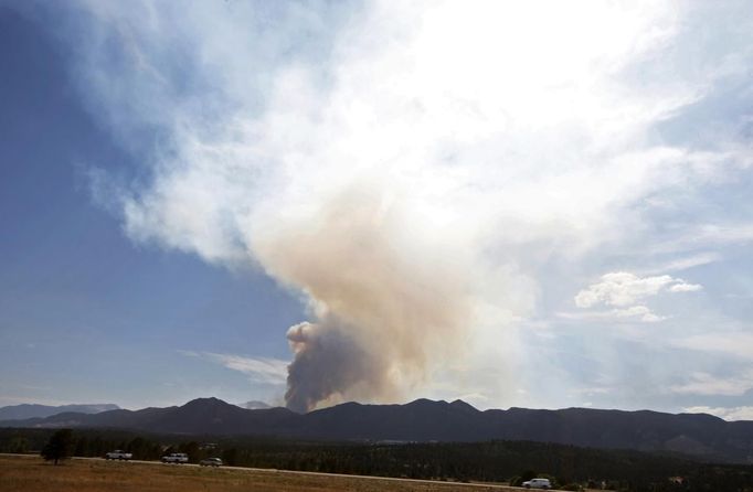 The Waldo Canyon fire sends up a smoke plume, which can be seen for miles, outside Colorado Springs, Colorado June 25, 2012. The out-of-control wildfire near some of Colorado's most visited tourist sites expanded overnight and kept some 6,000 people from their homes on Monday, as forecasts said winds could push the flames toward the U.S. Air Force Academy. REUTERS/Rick Wilking (UNITED STATES - Tags: DISASTER ENVIRONMENT) Published: Čer. 25, 2012, 11:42 odp.