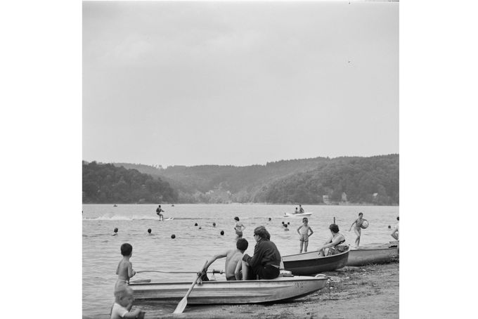 Letní rekreace na Vranovské přehradě, jižní Morava, 1966 - koupající se návštěvníci a loďky u břehu. Ilustrační snímek