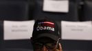 A delegate wearing a cap supporting President Barack Obama awaits the start of the first day of the Democratic National Convention in Charlotte, North Carolina September 4, 2012. REUTERS/Eric Thayer (UNITED STATES - Tags: POLITICS ELECTIONS) Published: Zář. 4, 2012, 8:16 odp.