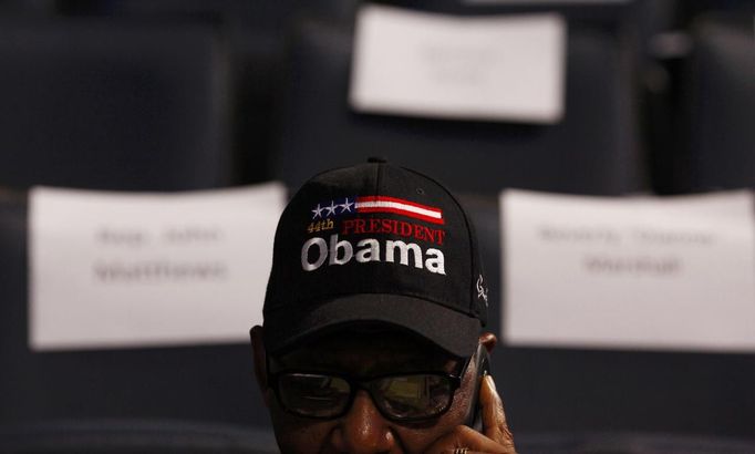 A delegate wearing a cap supporting President Barack Obama awaits the start of the first day of the Democratic National Convention in Charlotte, North Carolina September 4, 2012. REUTERS/Eric Thayer (UNITED STATES - Tags: POLITICS ELECTIONS) Published: Zář. 4, 2012, 8:16 odp.