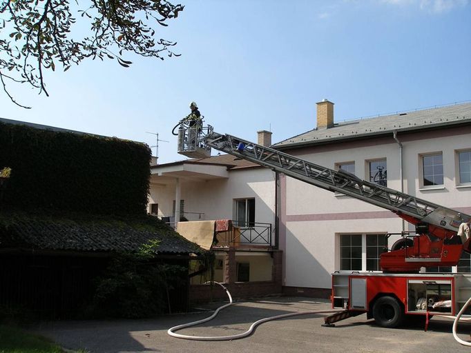 Na místo vyjeli profesionální hasiči z Dobrušky a Rychnova nad Kněžnou, dobrovolní hasiči z Opočna, Dobrušky, Trnova, Bohuslavic, Nového Města nad Metují a Třebechovic pod Orebem.