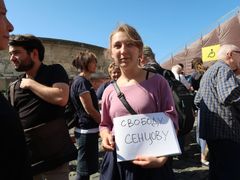 Anna Krasovická s plakátkem na podporu Oleha Sencova. 