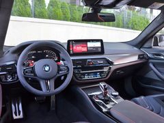 Odhalený karbon nesmí chybět ani v interiéru, ergonomie a zpracování jsou u BMW tradičně na špici.