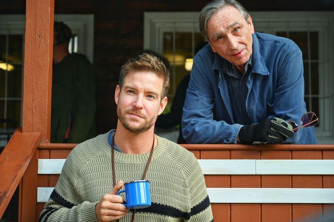 Vladimír Polívka jako Kráťa a Ondřej Pavelka jako Miloš v romantické komedii Naše léto.