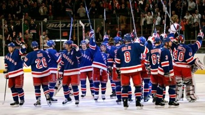 Hokejisté New Yorku Rangers se radují z postupu do 2. kola play off kanadsko-americké NHL.