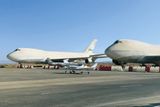 Malé expediční letadlo OK-LEX mezi dvěma boeingy Saddáma Husajna, stále zaparkovanými na letišti Tozeur-Nefta.